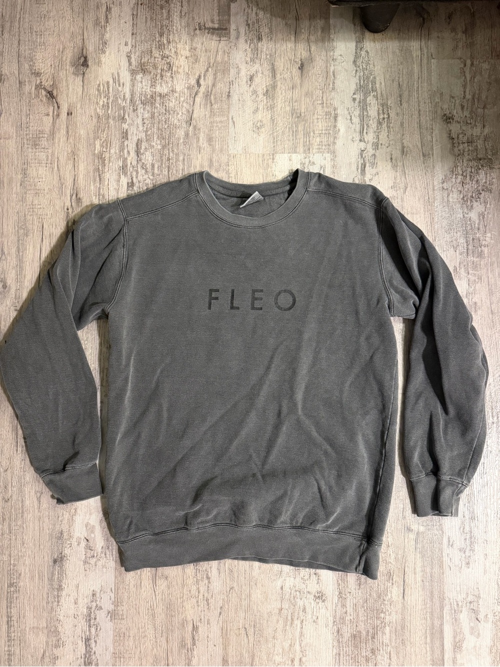 FLEO Crewneck Sweatshirt in Charcoal Gray Size Small